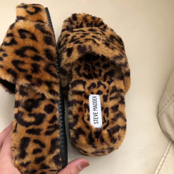 Steve Madden fabfuzz leopard fuzzy slippers - Picture 4 of 7
